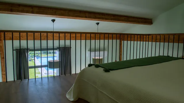 Quarto no mezanino com janela para o jardim